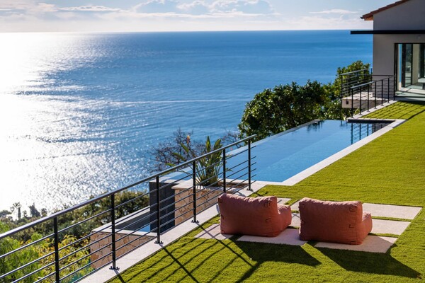 Roquebrune Cap Martin -Magnifique villa contemporaine - vue mer