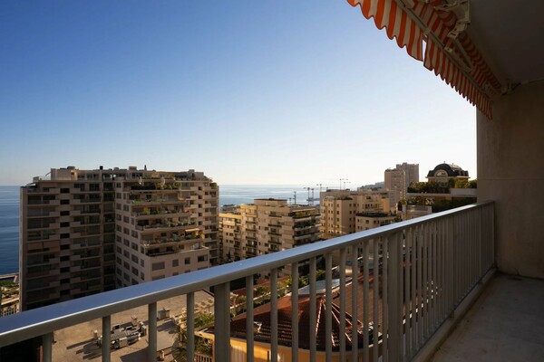 Saint-Roman - Apartment on a high floor with sea view