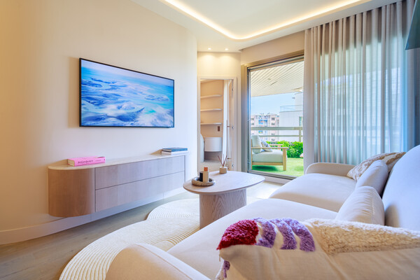 SOLE AGENT - LUXURIOUS 2/3P 76 M² - BEAUTIFUL SERVICES - VIEW OF THE PORT AND ROCK - DOUBLE BOX