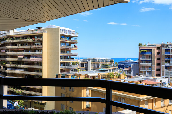 SOLE AGENT - LUXURIOUS 2/3P 76 M² - BEAUTIFUL SERVICES - VIEW OF THE PORT AND ROCK - DOUBLE BOX IN ADDITION