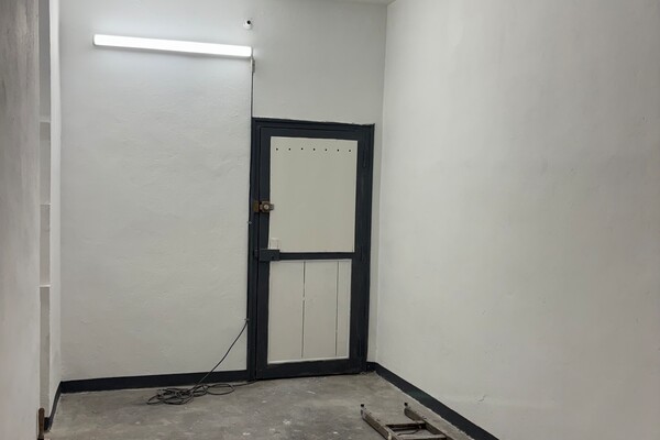 BON INVESTISSEMENT - Grand Local de Stockage rénové -  7 rue du Berceau