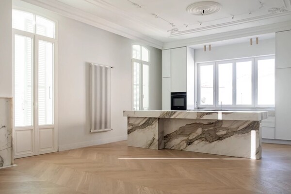 4-5P IN ELEGANT, MODERN BOURGEOIS BUILDING