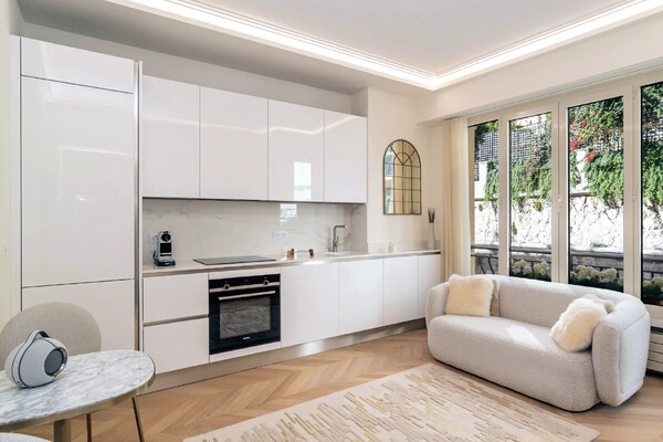 1 BEDROOM NEAR CARRÉ D'OR