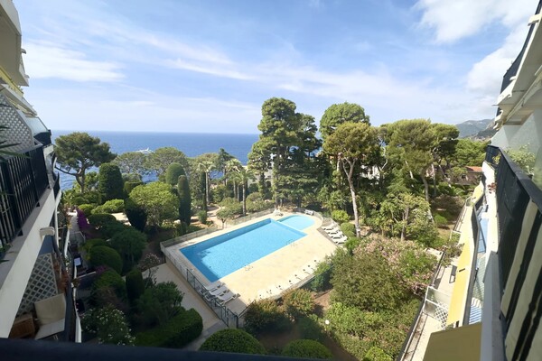 CAP D’AIL – EXCEPTIONAL RENOVATED 3-BEDROOM APARTMENT WITH TERRA