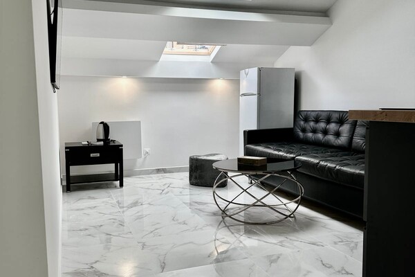 Bright renovated studio in a charming building near the Carré d'Or