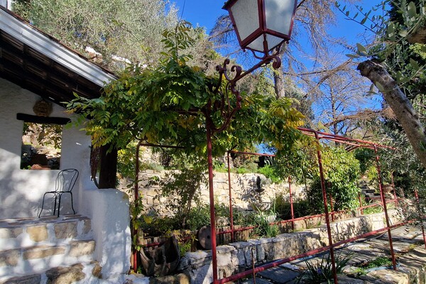 Cantaron – Elegant character property on a private estate of 1.4 hectares, haven of peace assured