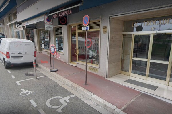 Locale commerciale con finestra