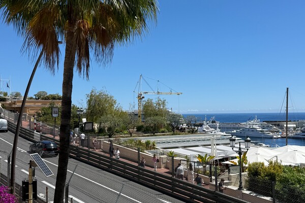 Vita di lusso con vista sul porto di Monaco