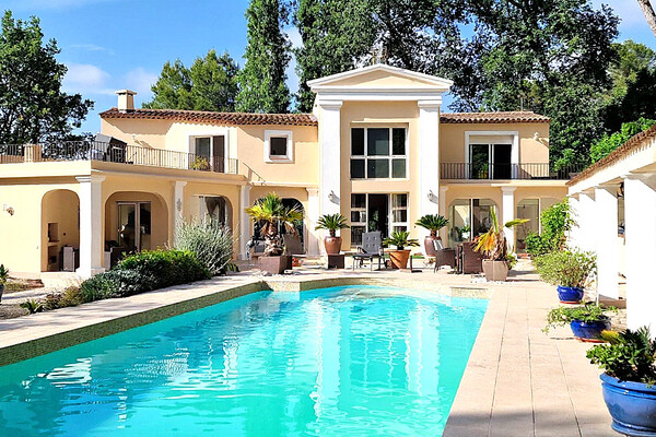MOUGINS VILLA AI MARGINI DELLA FORESTA, VICINO AI SERVIZI
