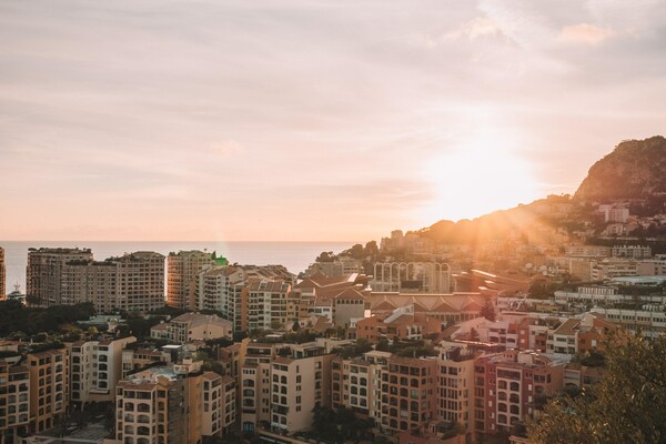 FONTVIEILLE - IDEAL LOCATION - COMMERCIAL PREMISES OR OFFICE - BOTTICELLI