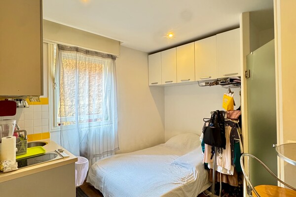 SPACIEUSE CHAMBRE DE SERVICE