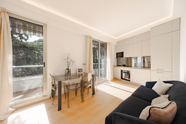 CHARMING RENOVATED 2-BEDROOM APARTMENT