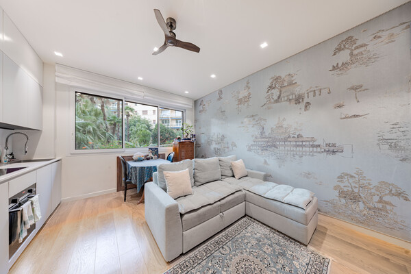 GORGEOUS 2 ROOM CENTER