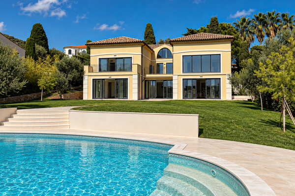 Roquebrune-Cap-Martin – Villa neuve avec piscine