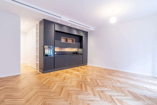 SOUS OFFRE - MANGIFIQUE 3 PIECES RENOVE DANS  LE COEUR DE LA CONDAMINE - AVEC CAVE