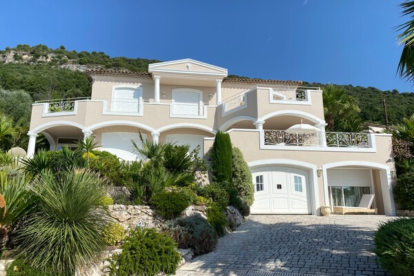 CHARMING VILLA FOR SALE IN TOURRETTES SUR LOUP