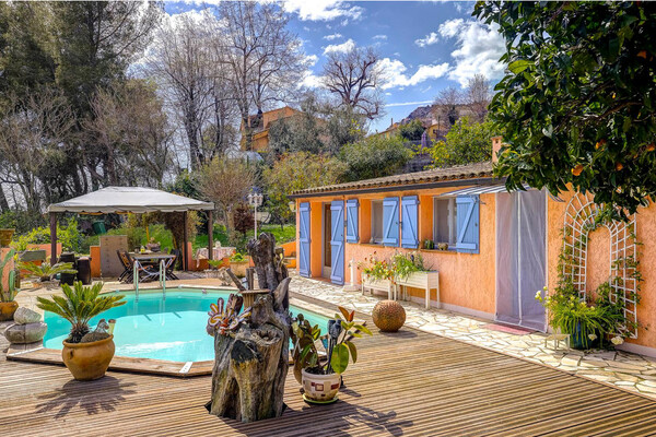 BRIGHT VILLA WITH POOL AND GARDEN