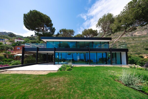 Contemporary villa with panoramic sea view at the gates of Monaco