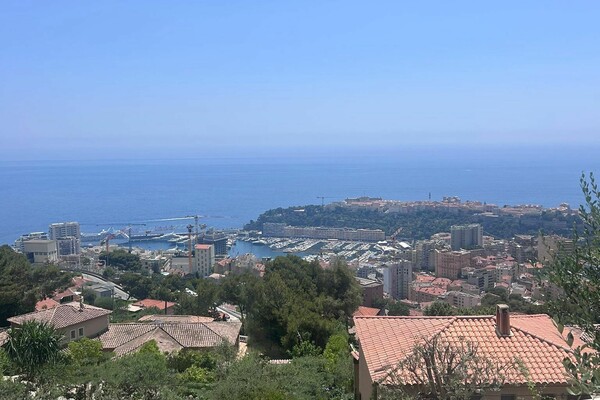 Beausoleil - Magnifica Villa con Vista Mare e Roccia