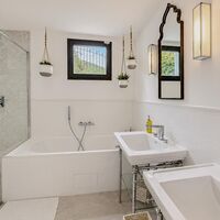Magnificent renovated architect-designed villa with superb sea views! - Photo 22