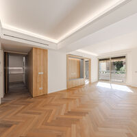 SPACIOUS 2 BEDROOM APARTMENT RENOVATED ON THE PORT - LE SUFFREN