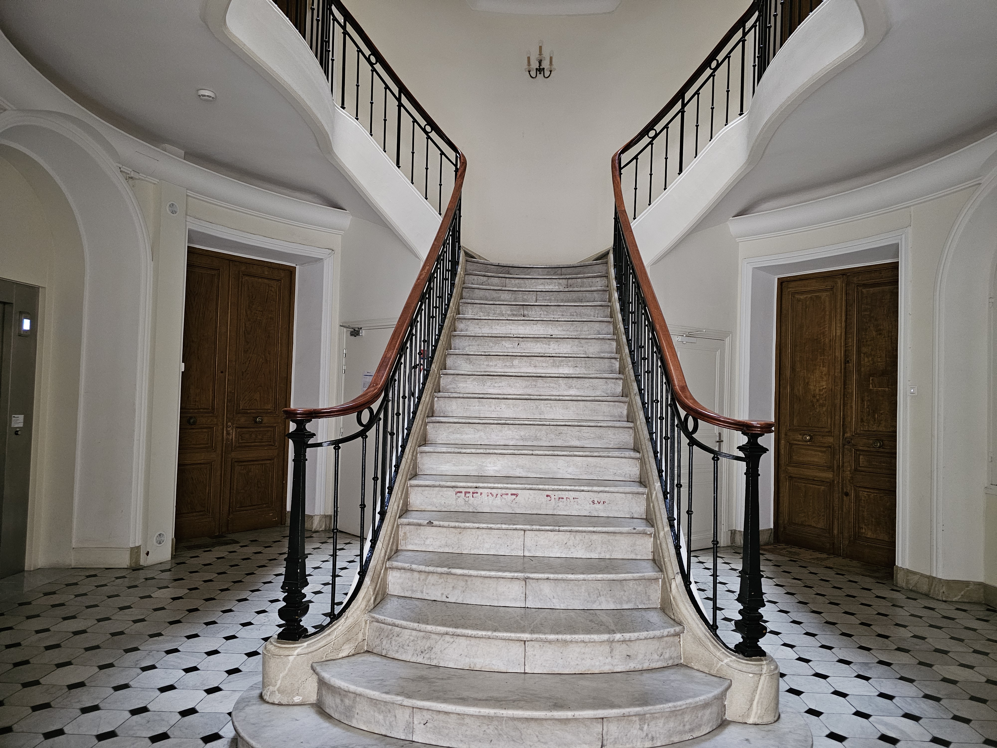 A DEUX PAS DU CARRE D&rsquo;OR – IDEAL PIED-A-TERRE