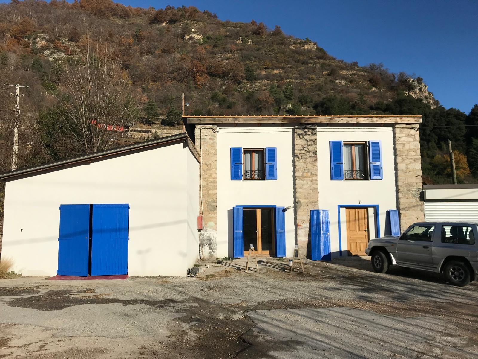 Entrepôt polyvalent avec dépendances