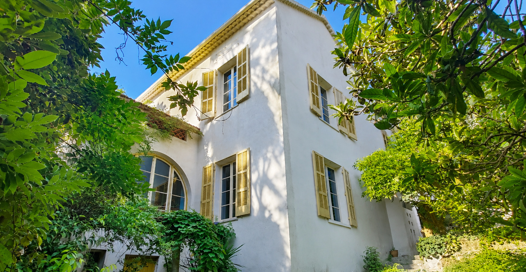 Propriété rare à Menton à 300 m de la mer avec parc et potentiel de construction